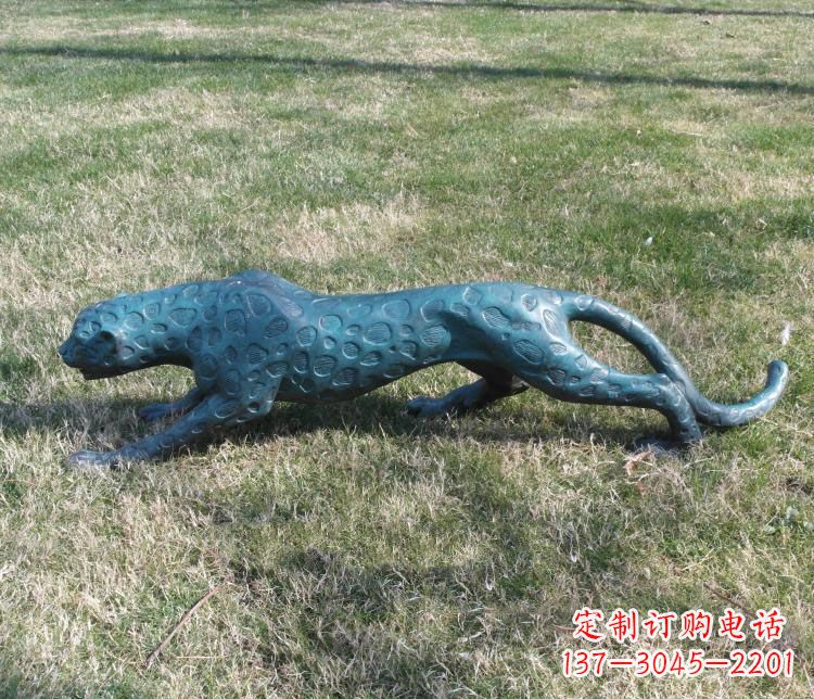 北京公园金钱豹铜雕