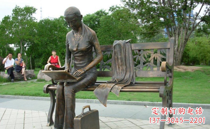北京把童真雕刻在铜雕中——女孩雕塑