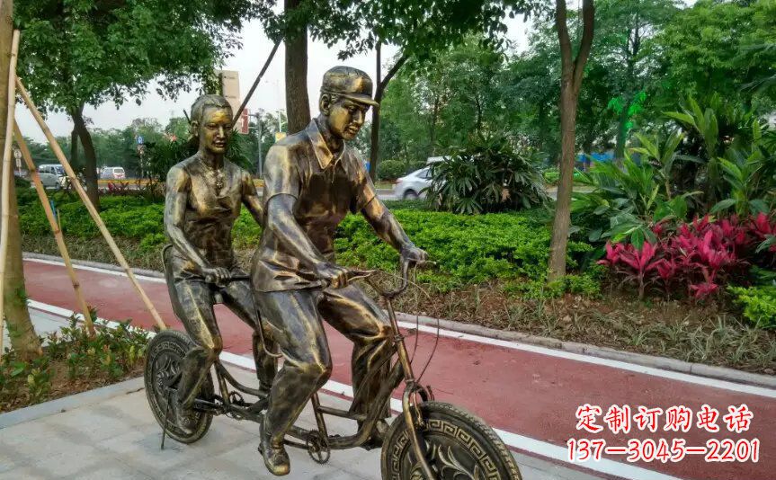 北京公园两人骑自行车铜雕
