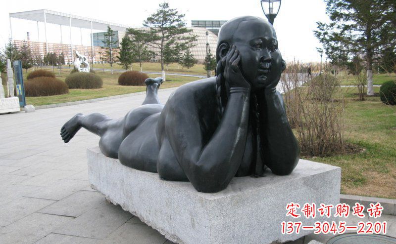 北京公园趴着的胖女孩景观铜雕