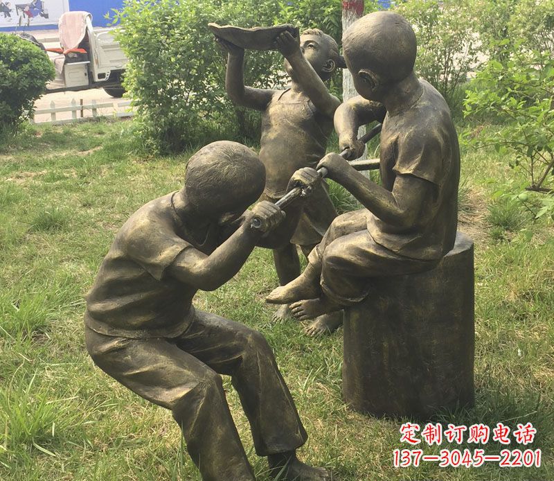 北京公园玩水的儿童铜雕