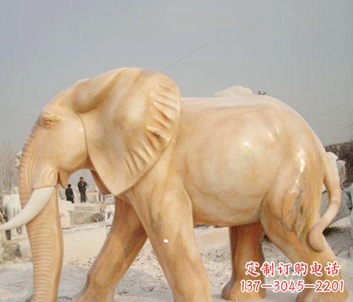 北京公园晚霞红大象雕塑