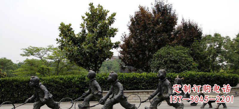 北京公园小孩推铁圈小品铜雕