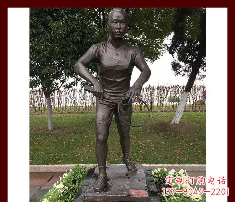 北京公园羽毛球运动员铜雕