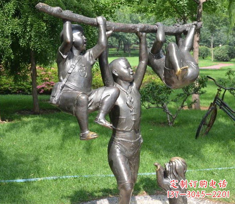 北京捉着树枝玩耍的小孩铜雕
