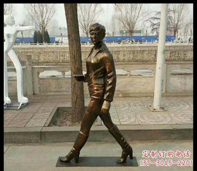 北京公园走路的女孩铜雕