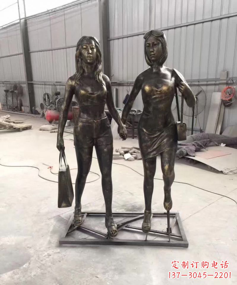 北京铜雕女人唤醒美好回忆
