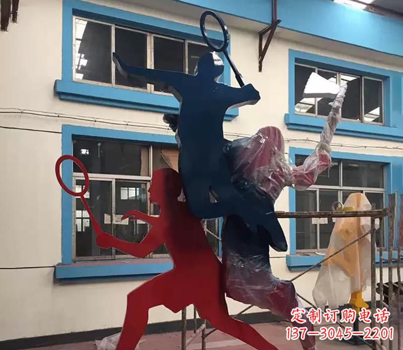 北京广场不锈钢打羽毛球雕塑2