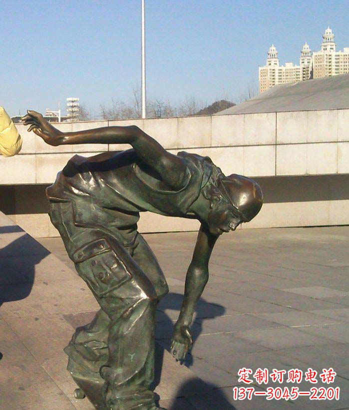 北京广场滑滑板的青年景观铜雕
