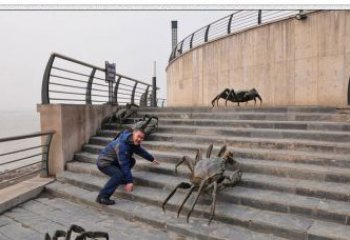 北京海边铜螃蟹雕塑是由中领雕塑定制生产的一款…