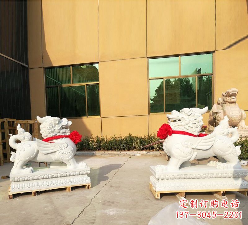 北京汉白玉立式貔貅石雕