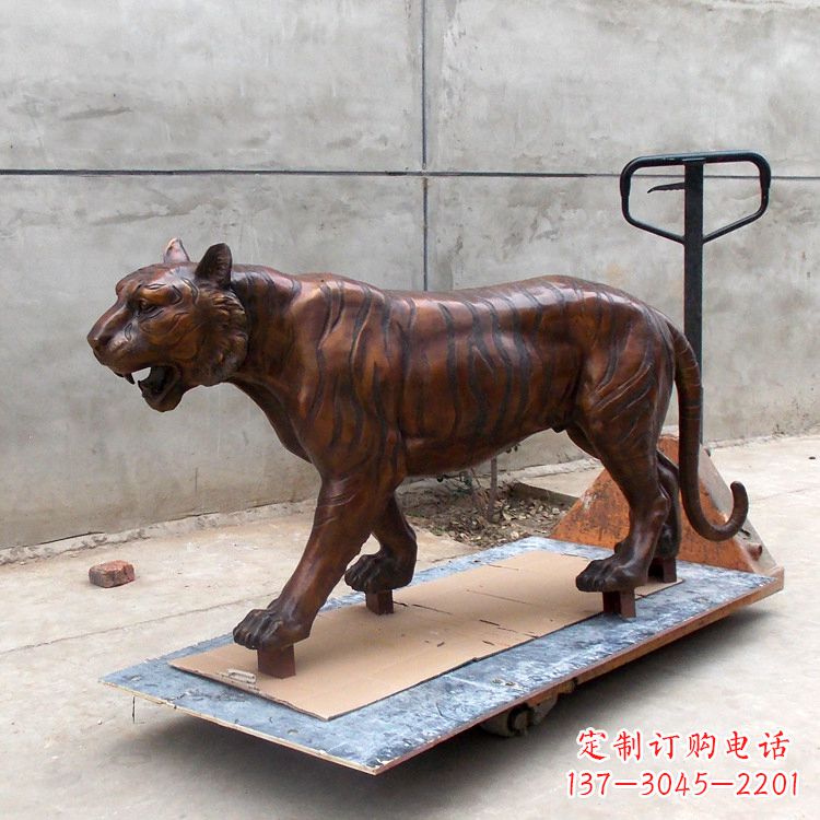 北京活力四射的老虎铜雕塑