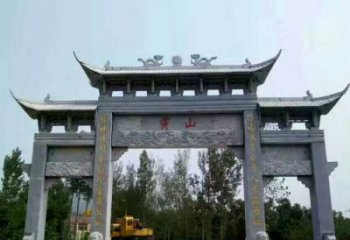 北京景区三门石雕牌楼，是一种典型的古典建筑风…