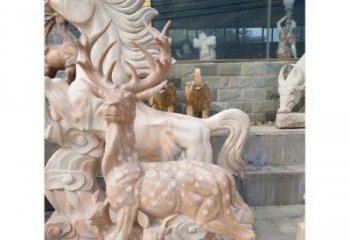 北京展现自然风采的梅花鹿石雕