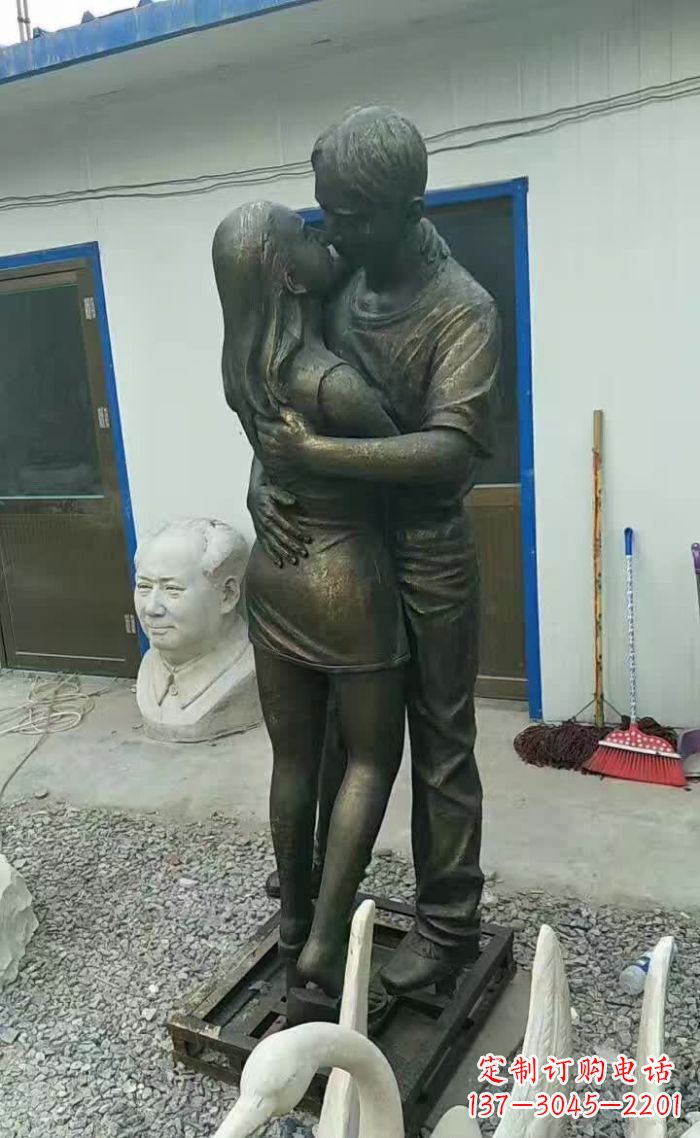 北京无尽浪漫,情侣雕塑表达爱意