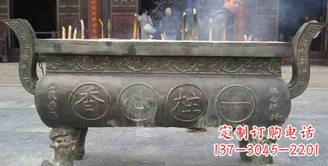 北京寺庙铸铜四足香炉