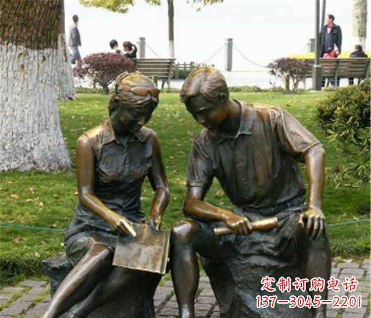 北京讨论问题的学生铜雕