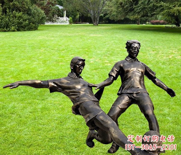 北京踢足球的人物铜雕