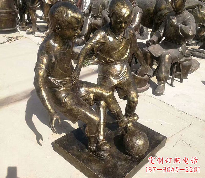 北京踢足球的儿童铜雕