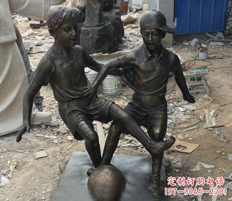 北京踢足球公园人物铜雕