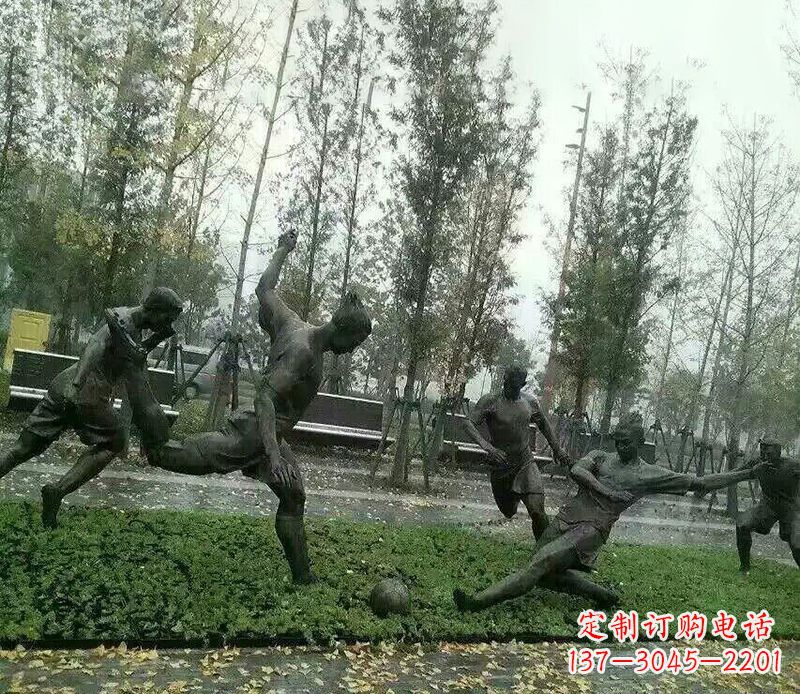北京踢足球公园运动人物铜雕