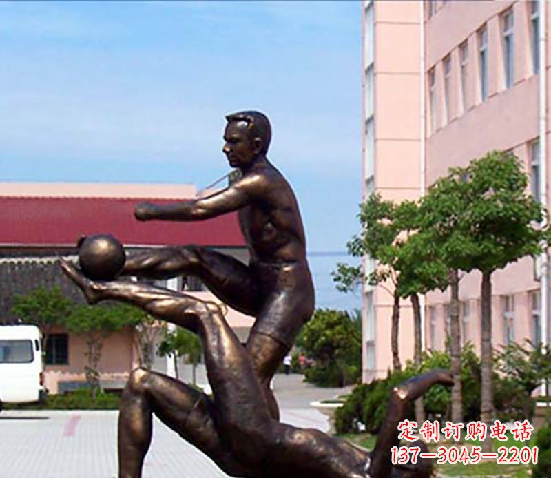北京踢足球人物广场小品铜雕