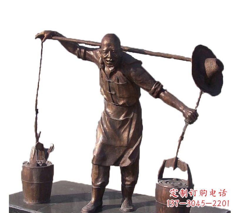 北京挑扁担的老人铜雕