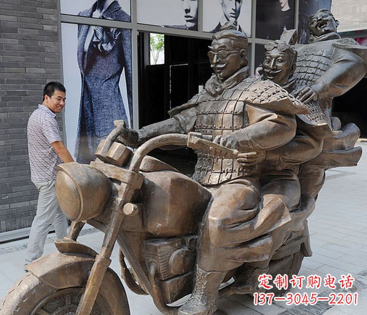 北京铜雕街头骑摩托人物雕塑