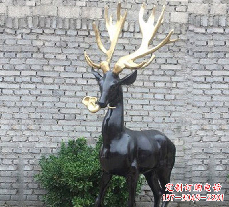 北京铜雕衔灵芝的梅花鹿