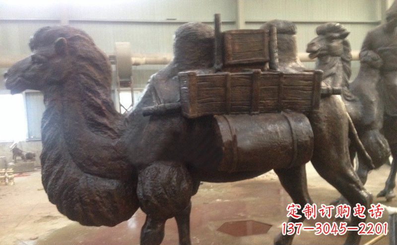 北京驮着东西的骆驼公园动物铜雕