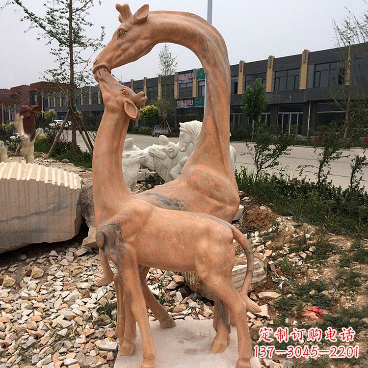 北京晚霞红石雕长颈鹿-校园公园母子亲情景观雕塑