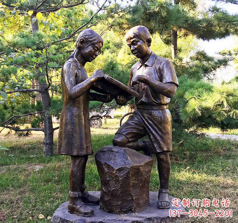 北京校园读书的学生铜雕