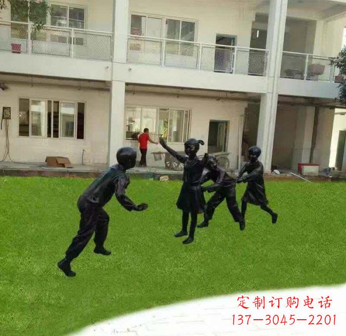 北京校园儿童玩老鹰捉小鸡铜雕