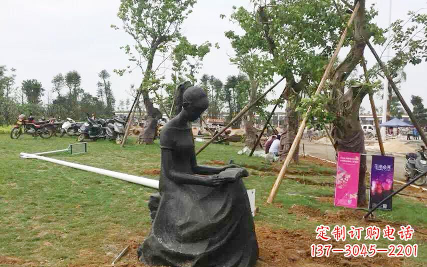 北京校园看书女孩雕塑