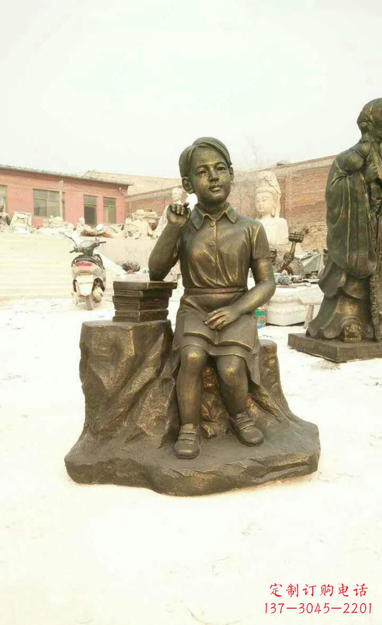北京校园看书思考的学生铜雕