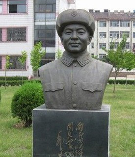 北京校园雷锋铜像