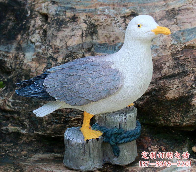 北京一手托鸽子 一手拿书本的雕塑像