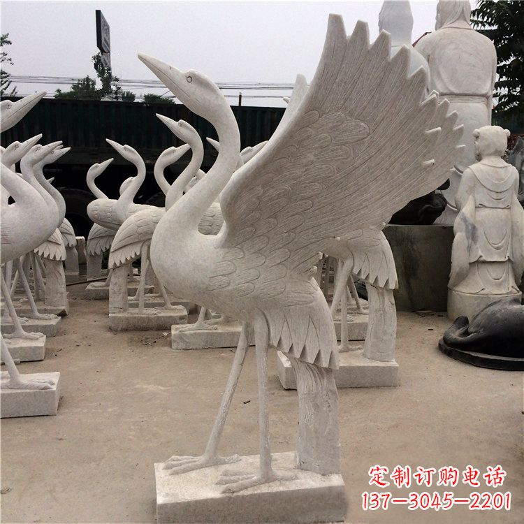 北京展翅欲飞的仙鹤石雕