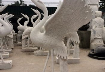 北京展翅欲飞的仙鹤石雕