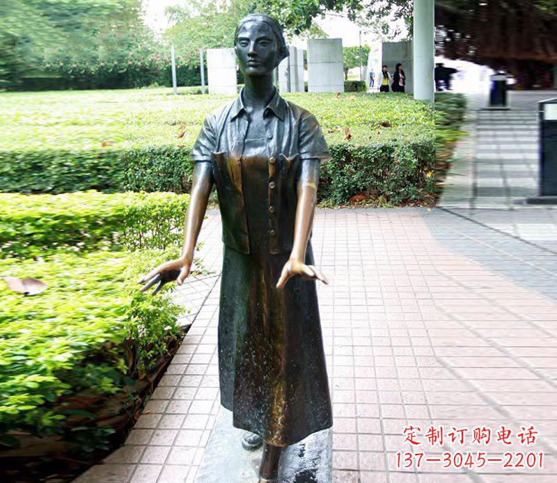 北京走路的盲人女孩铜雕