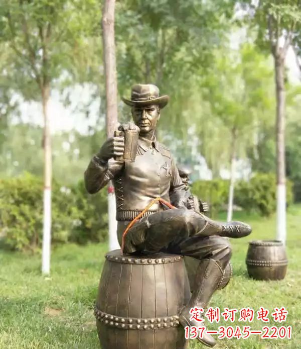 北京坐酒桶喝啤酒的牛仔铜雕