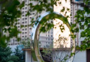 北京圆环雕塑-别墅草坪不锈钢镜面大型户外景观圆环雕塑