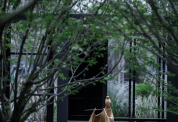 北京人物雕塑-别墅庭院创意不锈钢仿铜抽象吹笛子的人物雕塑