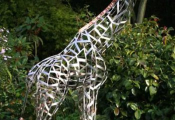 北京长颈鹿雕塑-户外草坪大型不锈钢镂空长颈鹿雕塑